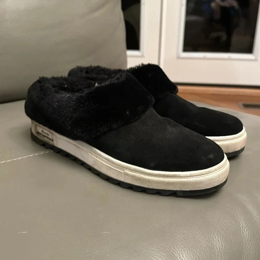 Blondo women’s black Suri style waterproof slip on sneaker approximately 8